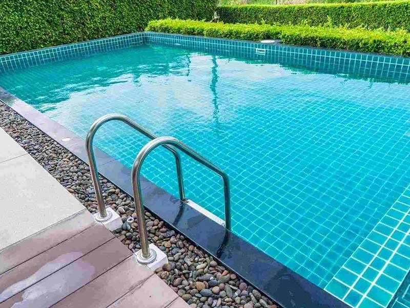 Swimming learning or guidance session in a safe pool environment